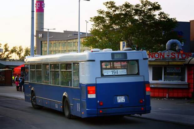 Низкая оконная линия и компоновка задней части сразу выдают в 412-м низкопольник автобус, будапешт, венгрия, икарус, общественный транспорт