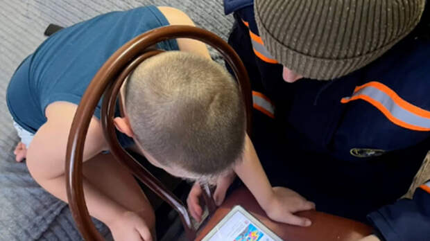 В Новосибирске мальчик застрял головой в стуле