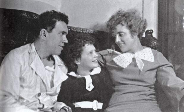 Николай Баталов и Ольга Андровская с дочерью Светланой, 1935 год