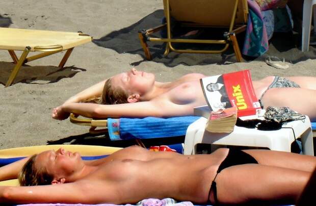 Молодые сиськи на пляже, приколы на пляже про девушек.