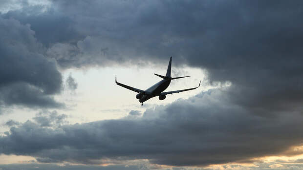 The Sun: пассажиры самолета 13 часов были заперты на борту с мертвой женщиной