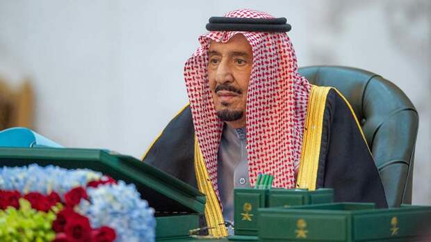 Короля Саудовской Аравии обследуют врачи из-за температуры и болей в суставах