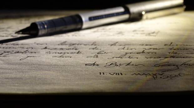 Измученная женщина пишет письмо своей семье