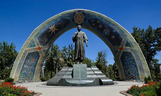Памятник Рудаки.
