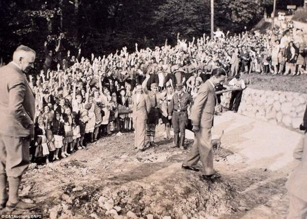Йозеф Геббельс собирается выступить перед толпой адольф гитлер, гитлер, исторические фотографии, ретрофото, фотоальбом
