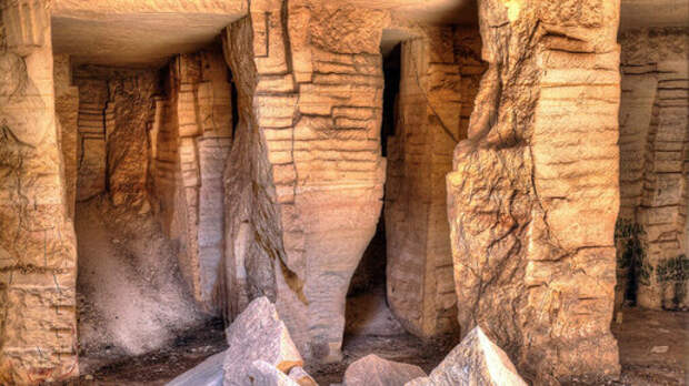 Каменоломня внутри холма в Турции. Со странными следами на стенах, как в китайских и японских гротах