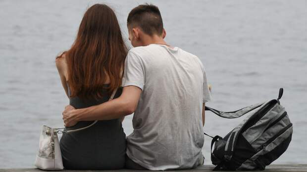 Психолог Гладких: объятия могут травмировать незнакомого человека