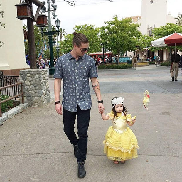 Папа с маленькой принцессой.  Instagram: dilfs_of_disneyland.