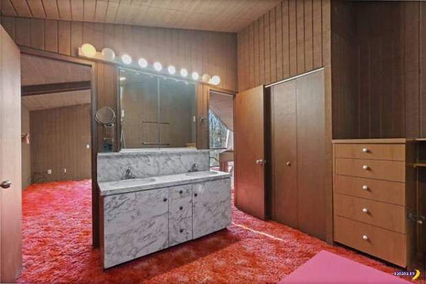 Они купили странный дом