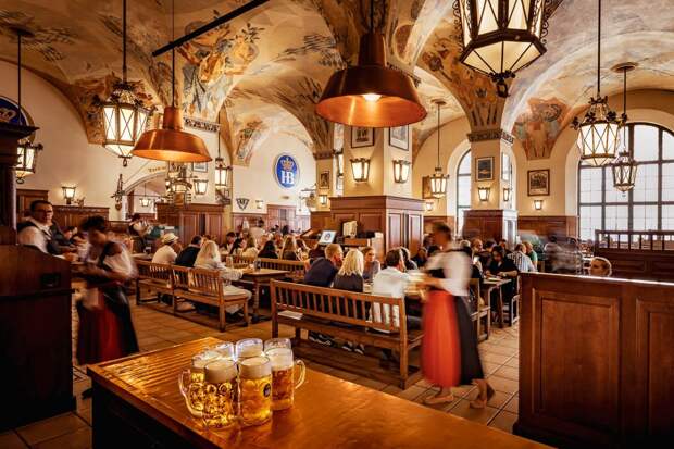 Знаменитая пивная Hofbroihaus