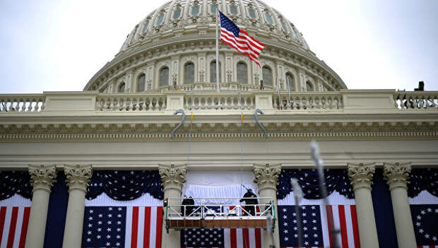 Флаги США на здании Капитолия в Вашингтоне. Архивное фото