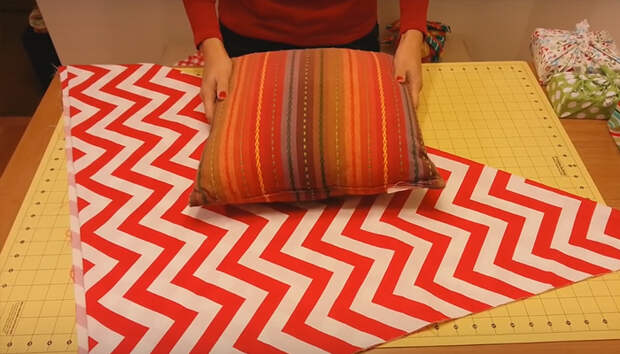 Как сделать стильный чехол для подушки-думочки без иголки и нитки.