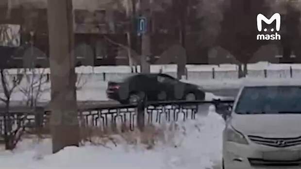 Этот удивительный мужчина на капоте живёт в Нижнем Тагиле. Он пьян и пытается пробить...