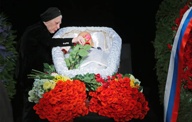 Вдова Леонида Броневого Виктория во время церемонии прощания