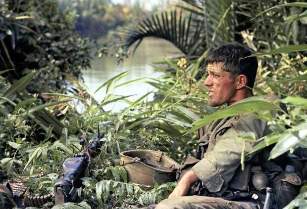 Отдыхающий Рик Холмс, воюющий в секторе C в составе 2-го батальона 503-го стрелкового полка 173-й воздушно-десантной бригады, 3 января 1966 года.