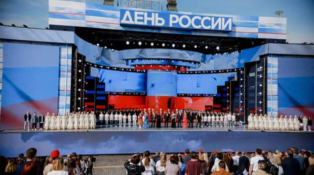 Резиденты арт-кластера "Таврида" исполнили на Красной площади гимн России