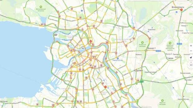 Метровые сосульки и сколькие тротуары: петербуржцы массово жалуются на очистку улиц города