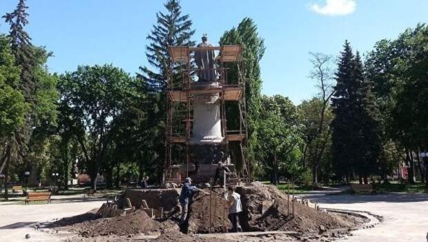 Работы по реконструкции постамента памятника Богдану Хмельницкому в Чернигове, Украина. Архивное фото