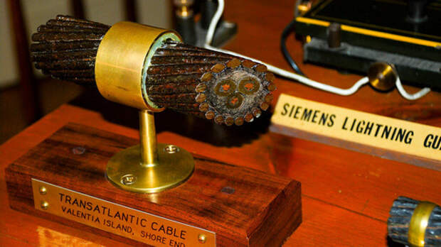 Первый трансатлантический телеграфный кабель отказался работать. Инженеры не учли, что электричество течет не по проводам