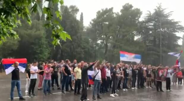 BBC News: "Генеральная Ассамблея ООН проголосовала за учреждение ежегодного дня памяти геноцида 1995 года в Сребренице несмотря на яростное сопротивление со стороны Белграда, а также боснийских сербов.-12