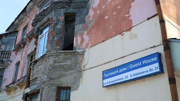 Обрушение в последний раз: в Барнауле на Потоке сносят разваливающийся аварийный дом