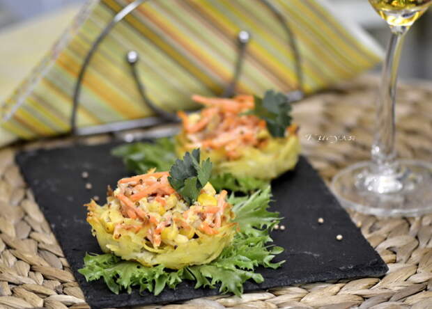 Potato tartlets with a spicy salad of smoked chicken