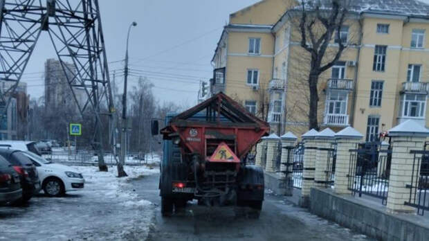 В Барнауле усилили борьбу с гололедицей на тротуарах
