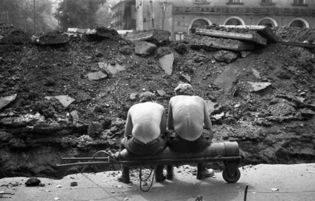 Отдых на кислородном баллоне. СССР, Новокузнецк, 1980 годы.