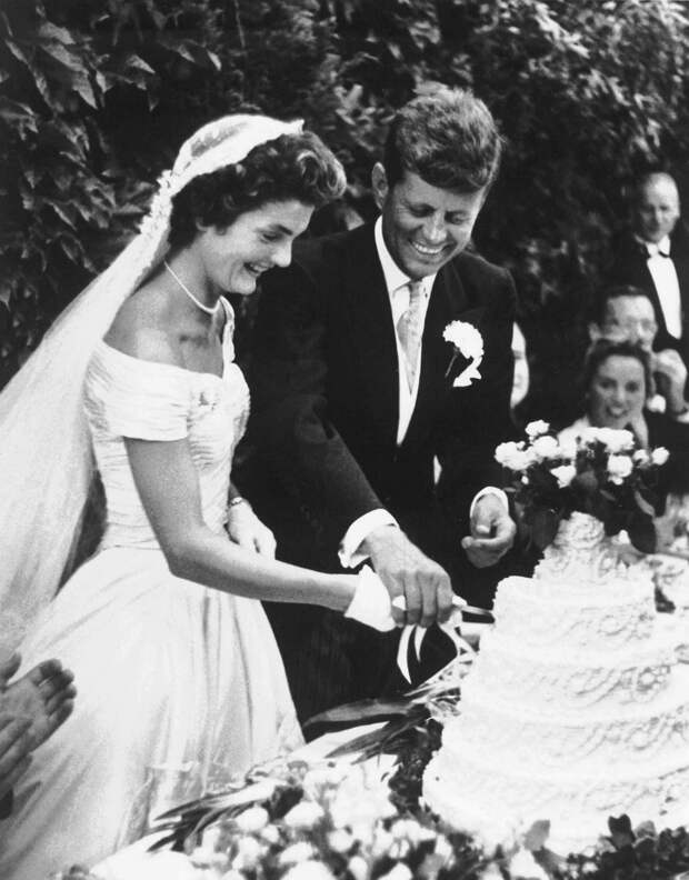 От Грейс Келли до Кейт Миддлтон: свадебные платья, вошедшие в историю