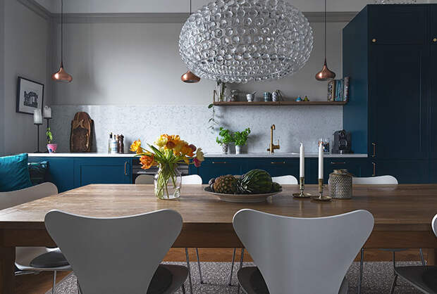 Красивая открытая кухня и приглушенная атмосфера: квартира в Стокгольме