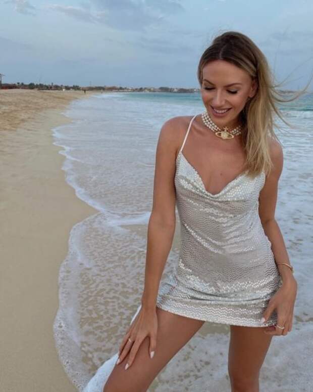Леся Никитюк продемонстрировала короткое платье на побережье море
