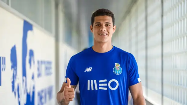 Источник: «Зенит» ведёт переговоры с защитником «Порту» Осорио