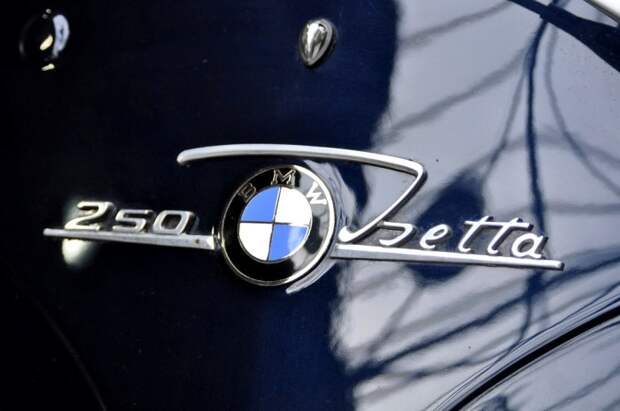 Логотип машины, спасшей от краха знаменитый автобренд. /Фото: flickr.com Логотип машины, спасшей от краха знаменитый автобренд. /Фото: flickr.com