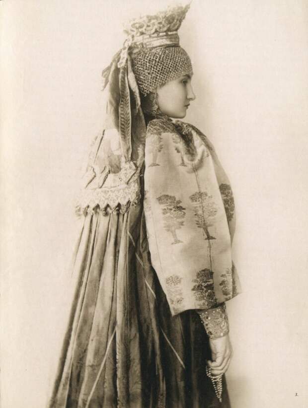 Женщины в традиционных костюмах из коллекции Шабельских, ч.1