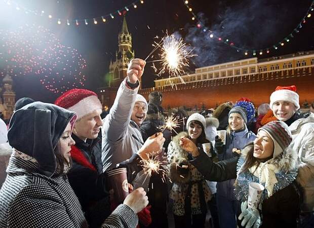 Народы празднующие новый год. Встреча нового года на улице. Русские отмечают новый год. Россияне новый год. Встреча нового года в России.