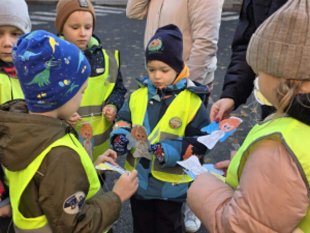 В Белгороде сотрудники Госавтоинспекции и их юные помощники напомнили водителям о хрупкости детской жизни