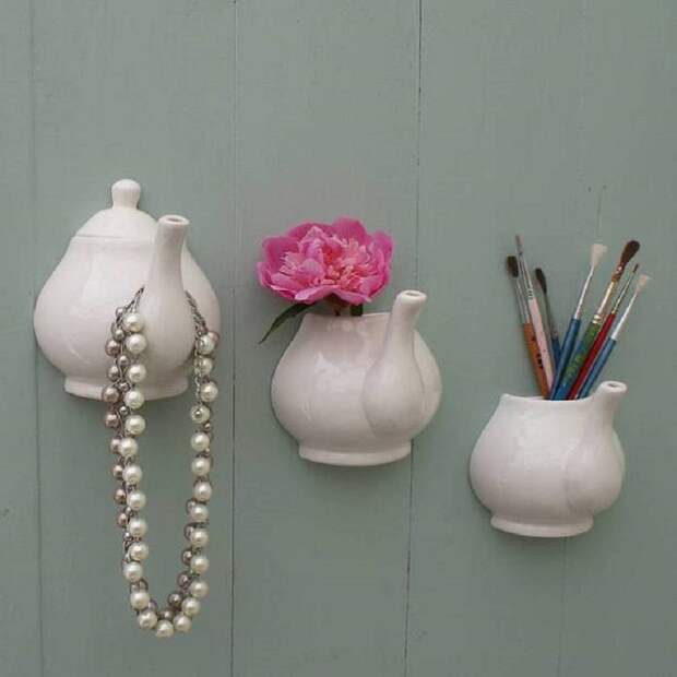 Использовать настенные навесные чайники можно как для держателя украшений, мини-вазочки для цветка и подставки для кисточек.