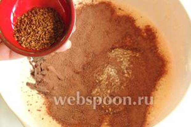Всыпаем какао и кофе.