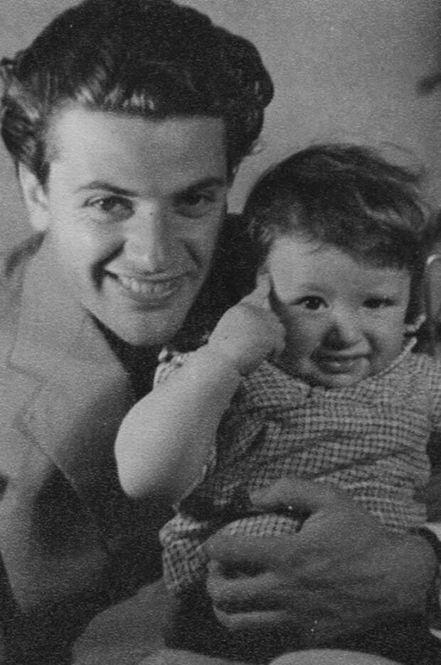 Маленький Михаил Ширвиндт с отцом. 