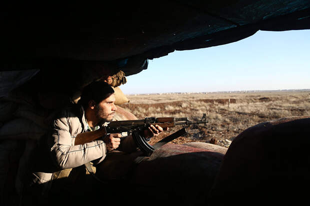 Боец из Свободной сирийской армии стреляет по позициям курдов в районе Африна Боец из Свободной сирийской армии стреляет по позициям курдов в районе Африна