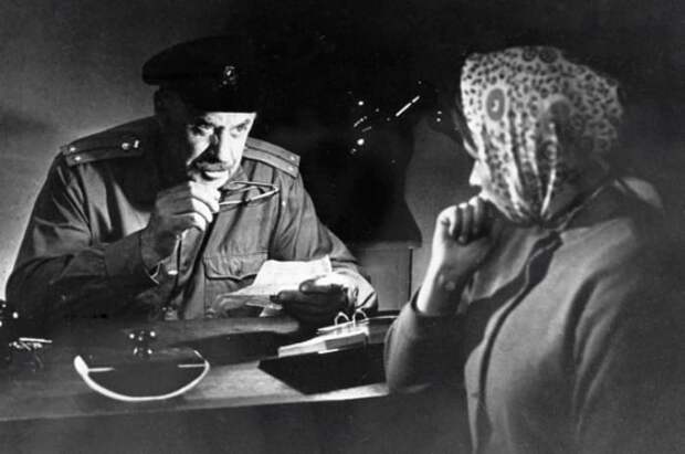Михаил Жаров в роли Анискина в фильме *Деревенский детектив*, 1968 | Фото: aif.ru Михаил Жаров в роли Анискина в фильме *Деревенский детектив*, 1968 | Фото: aif.ru