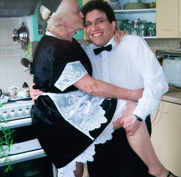 83-летняя прабабушка и 44-летний музыкант 14 лет в браке. Он ей играет на органе, а она заботится о нем