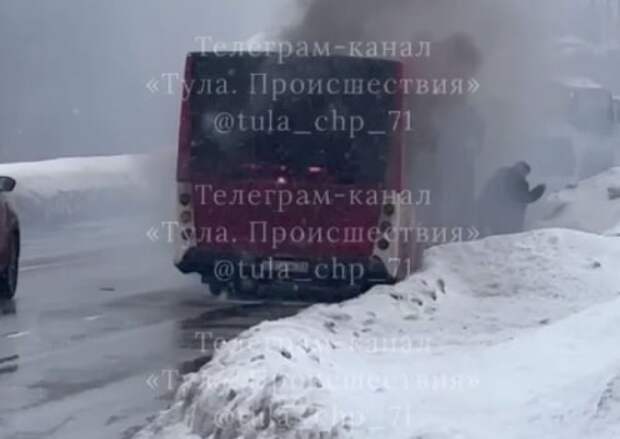 В Туле на улице Рязанская загорелся автобус маршрута №7