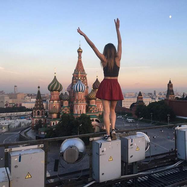 Русская девушка делает очень рискованные снимки на высоте в разных уголках мира девушка, руфер, экстрим