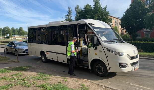 Автобус в Петрозаводске пролетел перекресток на красный свет