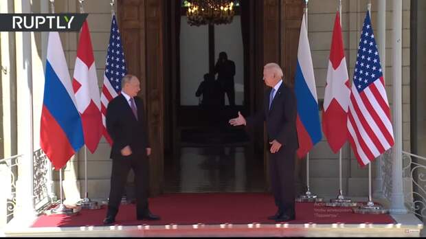 Байден первым протянул руку Путину во время рукопожатия в Женеве