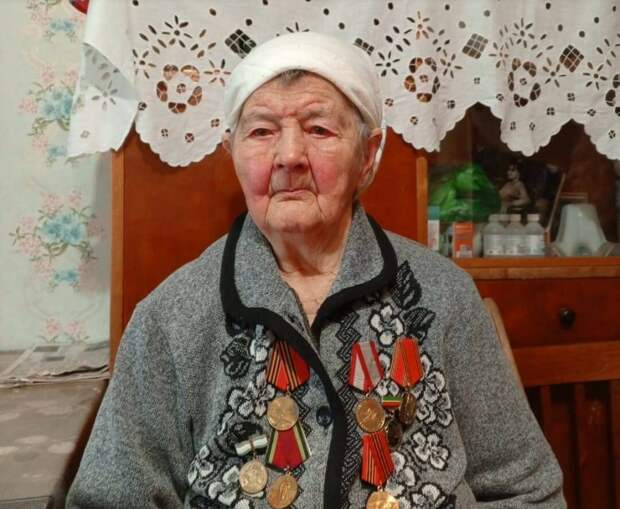 «Носила партизанам хлеб»: тыловику из Буинска вручили юбилейную медаль