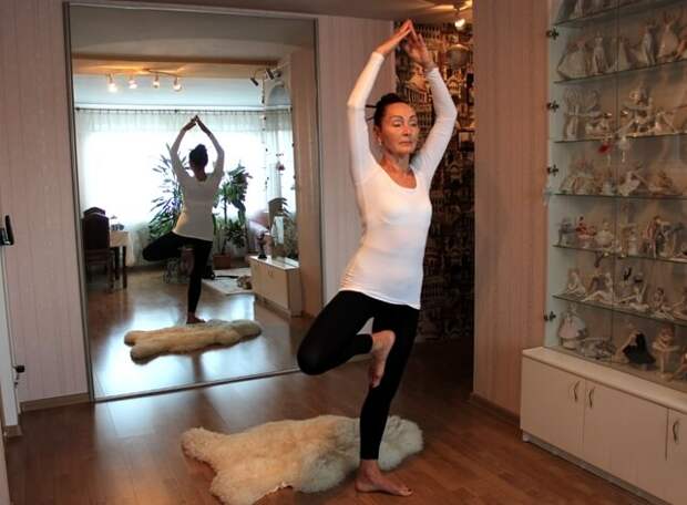 70-летняя женщина показывает позы йоги