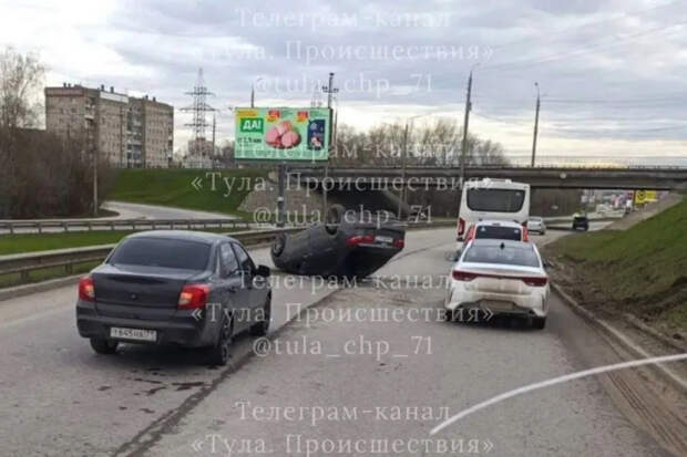 Легковушка перевёрнулась на улице Рязанской в Туле