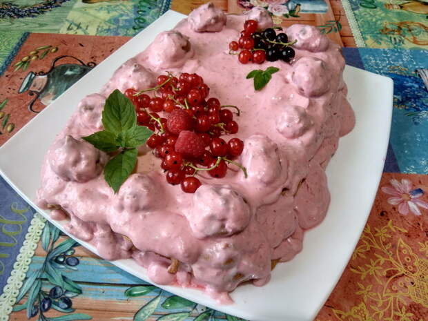 Меренговый торт с ягодным кремом